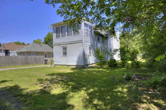 Builiding view eighty three for 307 Douglas St, Jackson, MI. 49203