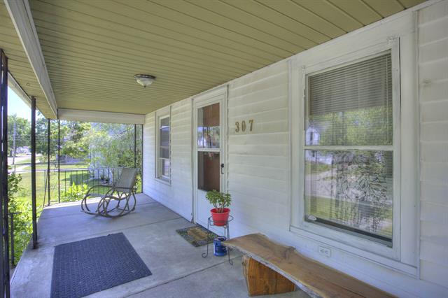 Builiding view seventy five for 307 Douglas St, Jackson, MI. 49203
