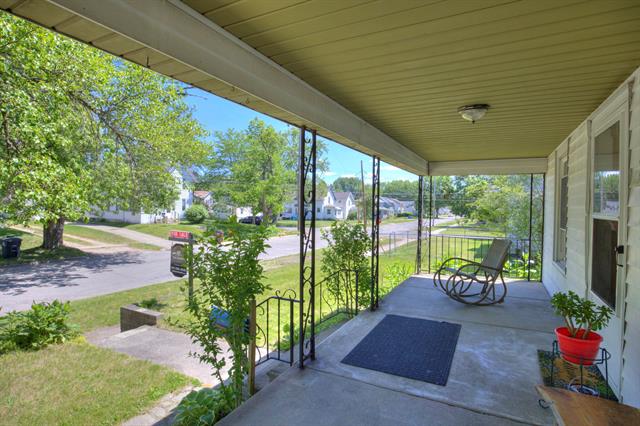 Builiding view seventy seven for 307 Douglas St, Jackson, MI. 49203