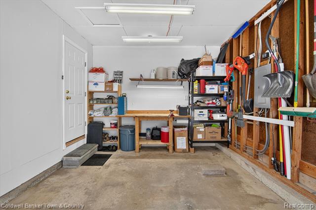 Builiding view thirty nine for 5619 Dogwood, Jackson, MI. 49201