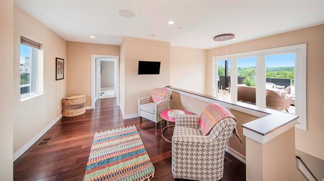 Builiding view seventeen for 121 Kingsley, Ann Arbor, MI. 48103