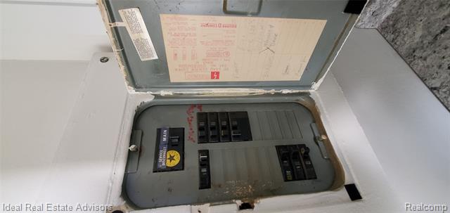 Builiding view thirty for 545 E Dallas, Madison Heights, MI. 48071