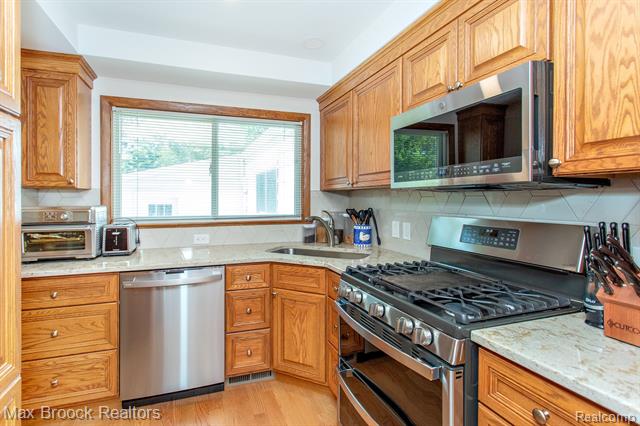 Builiding view eleven for 14271 Lincoln, Oak Park, MI. 48237