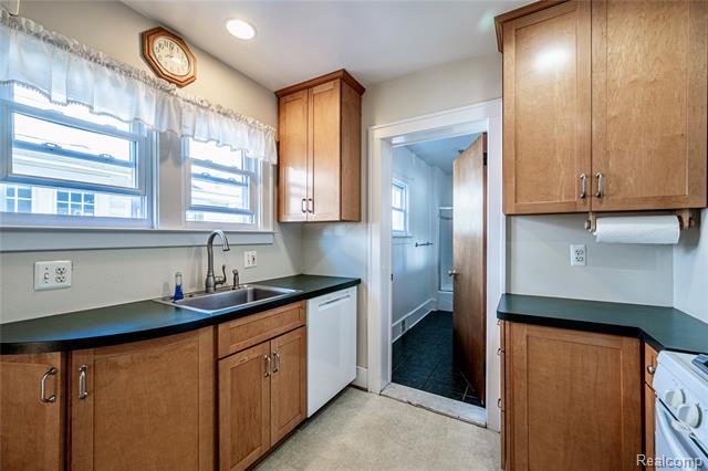 Builiding view one for 1037 Longfellow, Royal Oak, MI. 48067