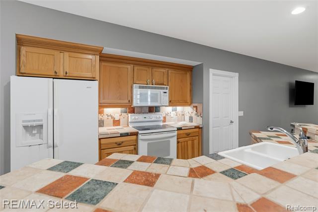 Builiding view fifty for 13275 Harborview, Linden, MI. 48451