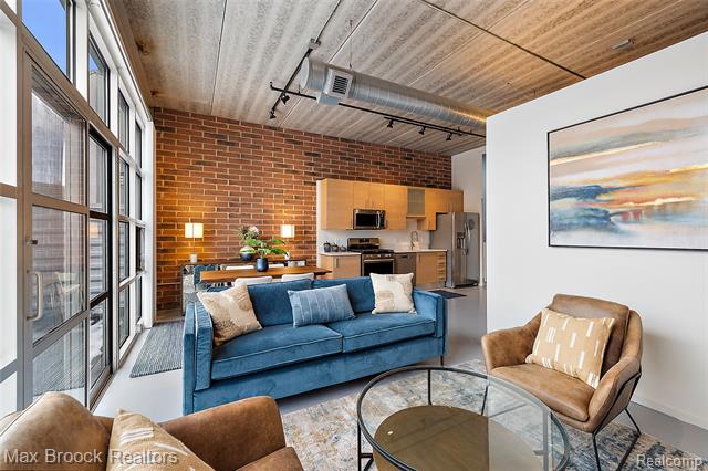 Builiding view fifteen for 333 E Parent, Royal Oak, MI. 48067
