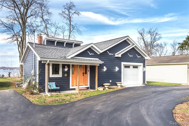 front view for 9109 Mcgregore Road, Pinckney, Mi. 48169