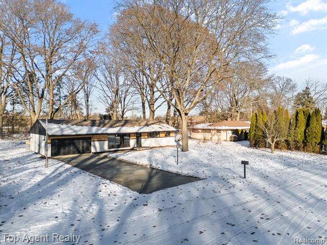 Builiding view thirty nine for 25216 Muerland, Southfield, MI. 48033