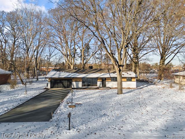 Builiding view thirty seven for 25216 Muerland, Southfield, MI. 48033