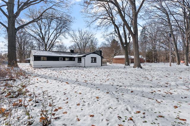 Builiding view thirty three for 25216 Muerland, Southfield, MI. 48033