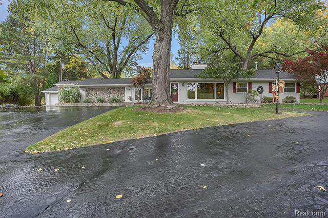 front view for 34038 Brittany Dr, Farmington, Mi. 48335