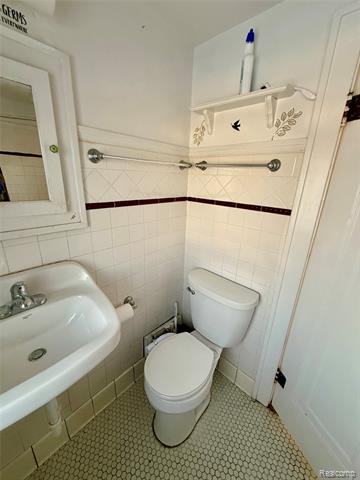 Builiding view sixteen for 630 Buckingham Avenue, Flint, MI. 48507