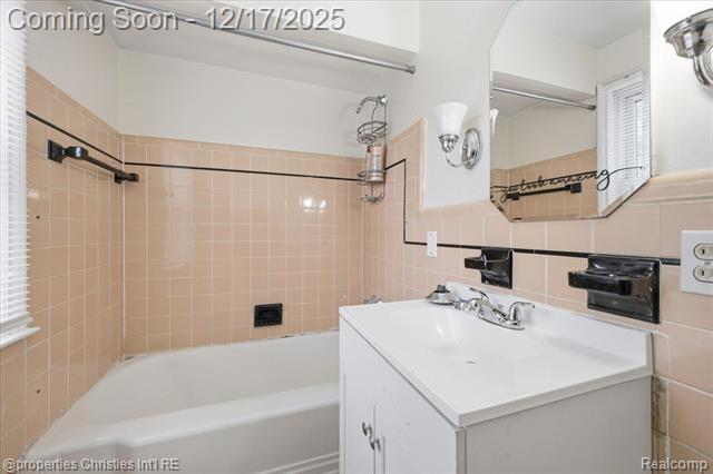 Builiding view twenty eight for 18945 Littlefield, Detroit, MI. 48235