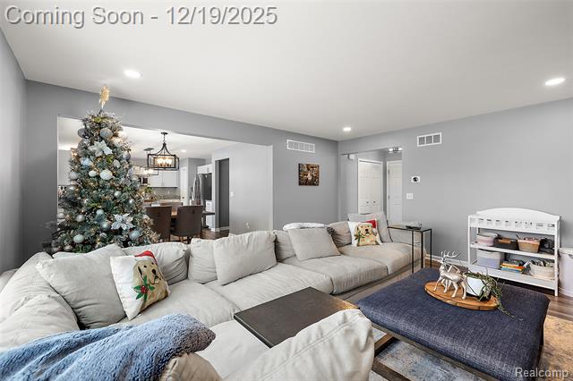 Builiding view nine for 51336 Times Square, Utica, MI. 48315