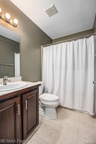 Builiding view ten for 47231 Admirals Cove, New Baltimore, MI. 48051