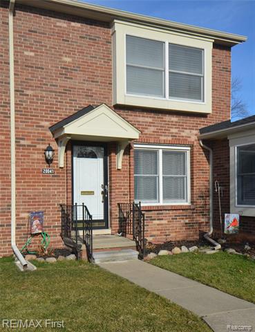 front view for 20041 Great Oaks Circle North Boulevard, Clinton Township, Mi. 48036