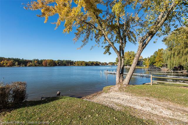 Builiding view five for 1293 Brighton Lake, Brighton, MI. 48116
