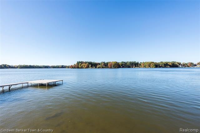 Builiding view sixty one for 1293 Brighton Lake, Brighton, MI. 48116