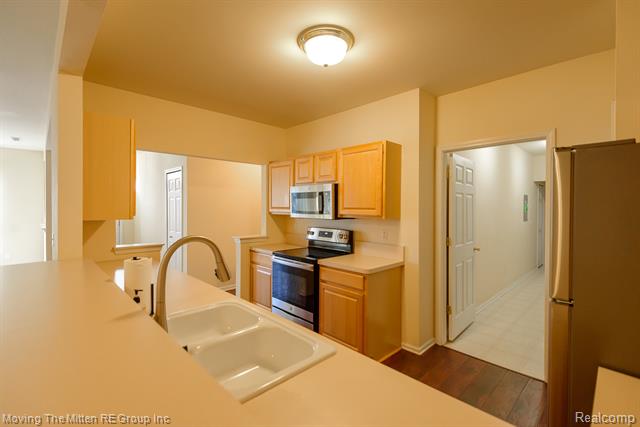 Builiding view eight for 16784 Dover, Northville, MI. 48168