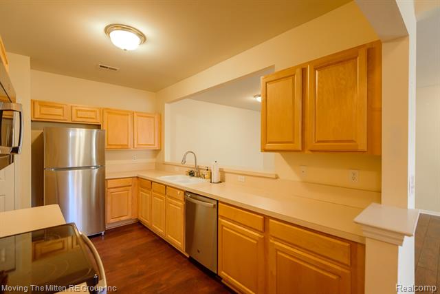 Builiding view ten for 16784 Dover, Northville, MI. 48168