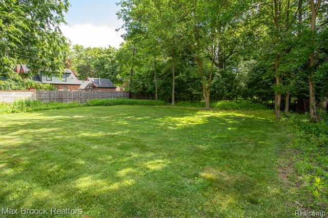 Builiding view thirty nine for 25830 Berkley, Huntington Woods, MI. 48070