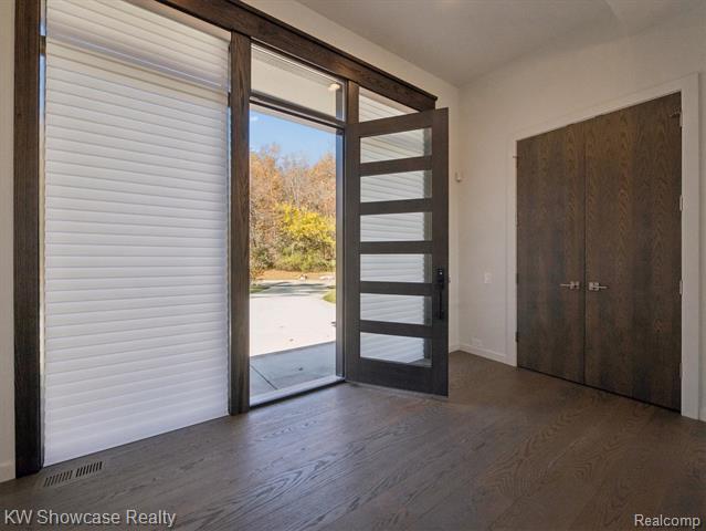 Builiding view five for 1164 Lake Forest Way, Milford, MI. 48380