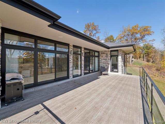 Builiding view forty six for 1164 Lake Forest Way, Milford, MI. 48380