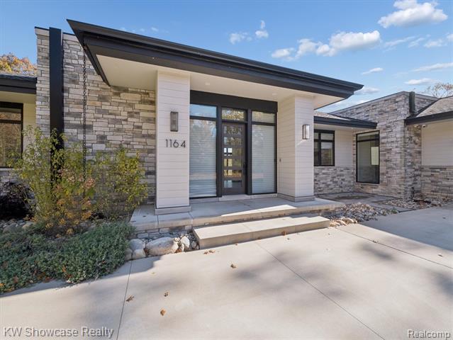 Builiding view four for 1164 Lake Forest Way, Milford, MI. 48380