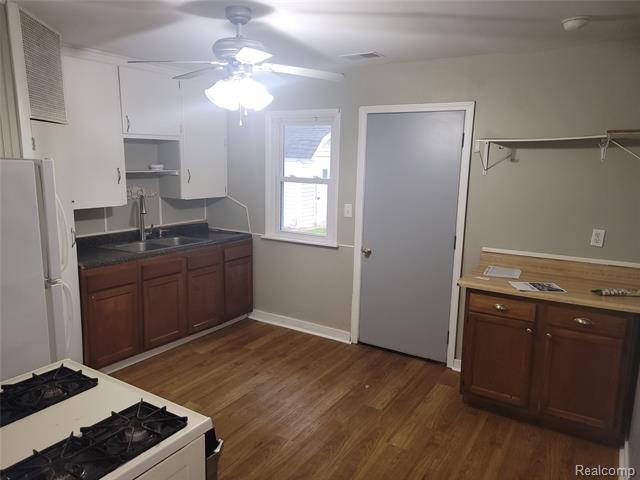 Builiding view one for 213 Broadway, Battle Creek, MI. 49037