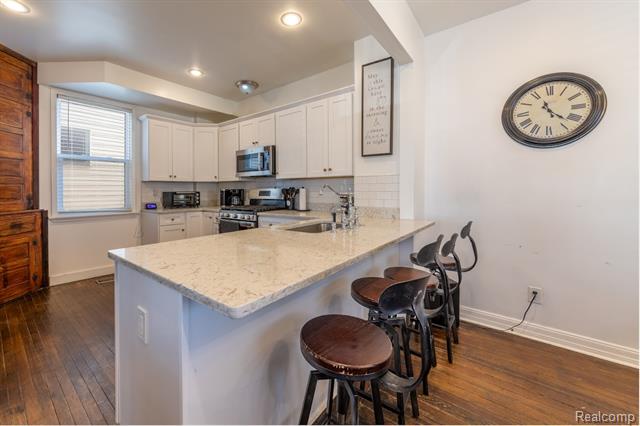 Builiding view eight for 644 Melbourne, Detroit, MI. 48202