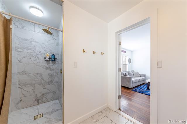 Builiding view fourteen for 644 Melbourne, Detroit, MI. 48202