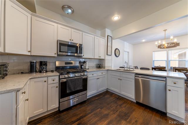 Builiding view nine for 644 Melbourne, Detroit, MI. 48202