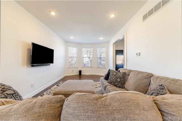 Builiding view seven for 644 Melbourne, Detroit, MI. 48202