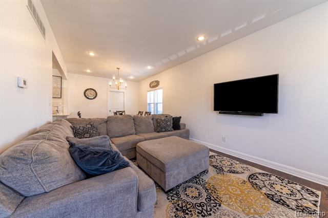 Builiding view six for 644 Melbourne, Detroit, MI. 48202