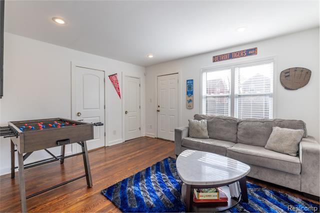 Builiding view ten for 644 Melbourne, Detroit, MI. 48202