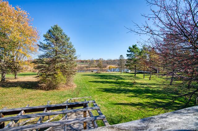 Builiding view twenty five for 5670 Fowlerville Rd, Fowlerville, MI. 48836