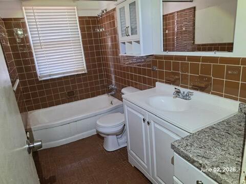 Builiding view twelve for 8889 Plainview, Detroit, MI. 48228