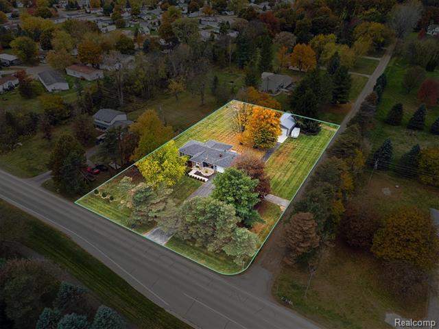 Builiding view fifty three for 5100 Oak Hill Rd, Clarkston, MI. 48348