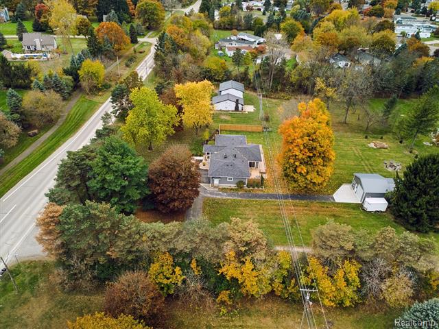 Builiding view fifty two for 5100 Oak Hill Rd, Clarkston, MI. 48348