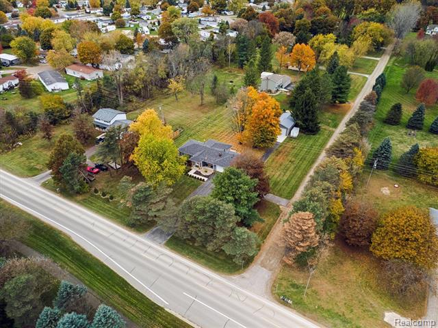 Builiding view fifty for 5100 Oak Hill Rd, Clarkston, MI. 48348