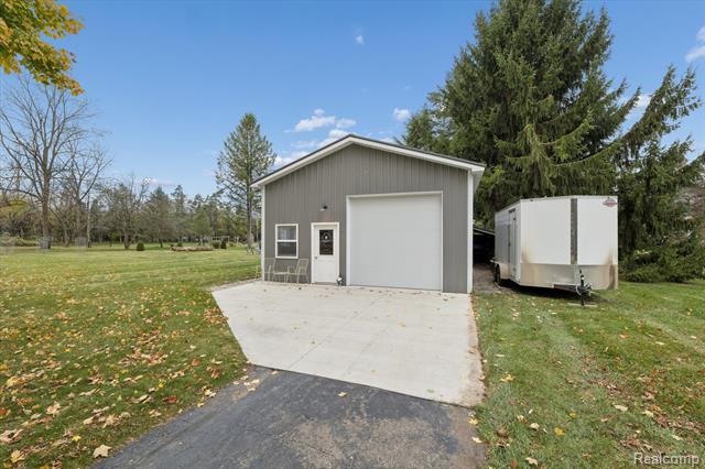 Builiding view forty one for 5100 Oak Hill Rd, Clarkston, MI. 48348