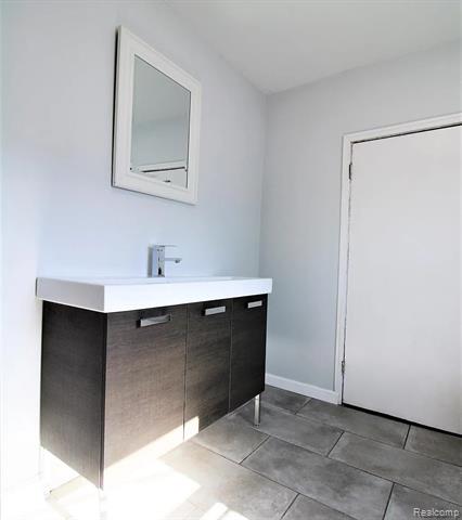 Builiding view nine for 813 S Center, Royal Oak, MI. 48067