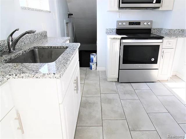 Builiding view six for 813 S Center, Royal Oak, MI. 48067