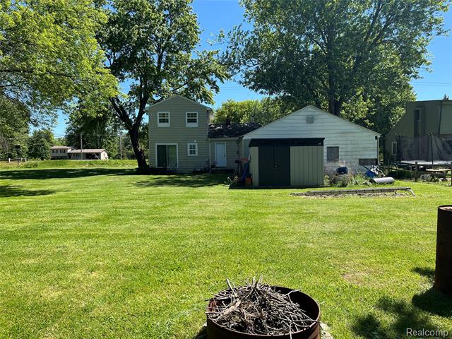 Builiding view eighteen for 7057 Lapeer, Davison, MI. 48423