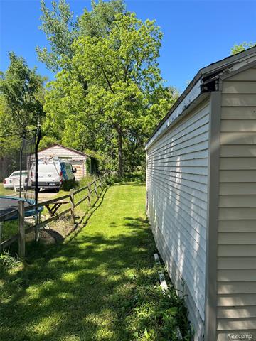 Builiding view nineteen for 7057 Lapeer, Davison, MI. 48423