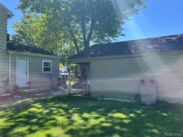 Builiding view twenty for 7057 Lapeer, Davison, MI. 48423