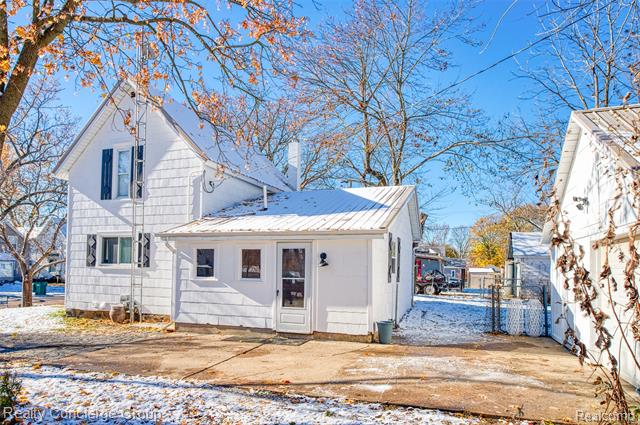 Builiding view twenty for 104 John, Durand, MI. 48429