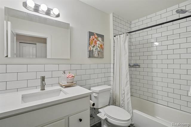 Builiding view twenty four for 39675 Springwater, Northville, MI. 48168