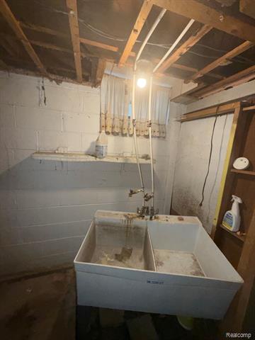 Builiding view forty five for 9180 Hartwell, Detroit, MI. 48228