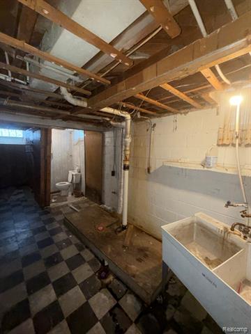 Builiding view forty two for 9180 Hartwell, Detroit, MI. 48228